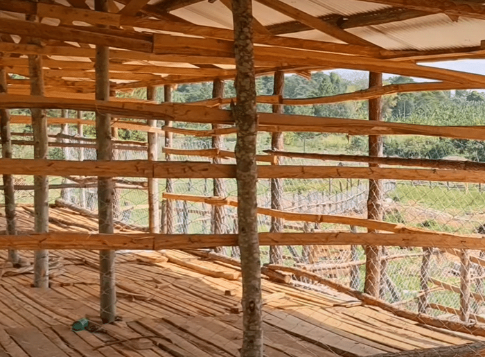 How to build a raised goats house - FO-Video-Library